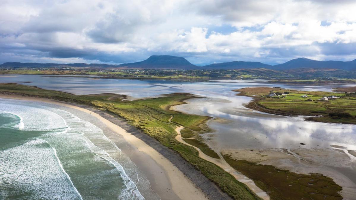 Апартаменты Dungloe Lakeside Lodging Экстерьер фото