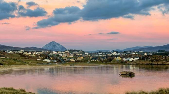 Апартаменты Dungloe Lakeside Lodging Экстерьер фото
